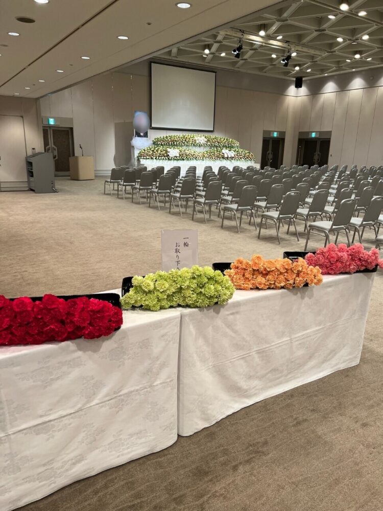 会場入りすぐ献花の花を設置し一輪とり祭壇へ献花いただきました